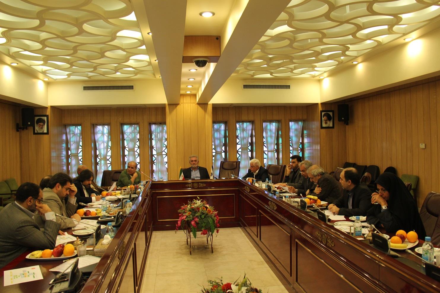 در بیستمین جلسه هیات نمایندگان اتاق بازرگانی اصفهان مطرح شد؛  مسوولین به وعده های خود جامه عمل  بپوشانند/ رفتار دوگانه بانکها با دولت و بخش خصوصی اصلاح شود/ نحوه محاسبه سود بانکی بانکها به صورت رسمی اعلام شود
