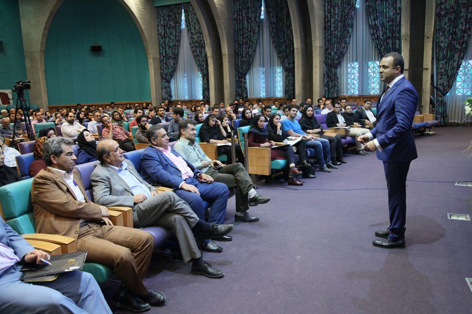 در سمینار آموزشی« فروش و بازاریابی هیپنوتیزمی» عنوان شد: برای معجزه در فروش و مذاکره، ناخودآگاه انسان ها را درگیر کنید