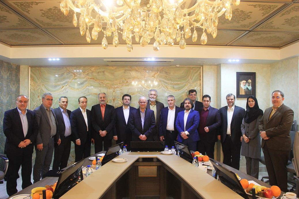 اولین جلسه هیأت نمایندگان اتاق بازرگانی اصفهان در سال1399، با موضوع اقتصاد پساکرونا و نقش اتاق ها در دوران پسا کرونا،روز یکشنبه 10 فروردین بصورت ویدئو کنفرانس برگزار و تصمیمات ذیل اتخاذ گردید: