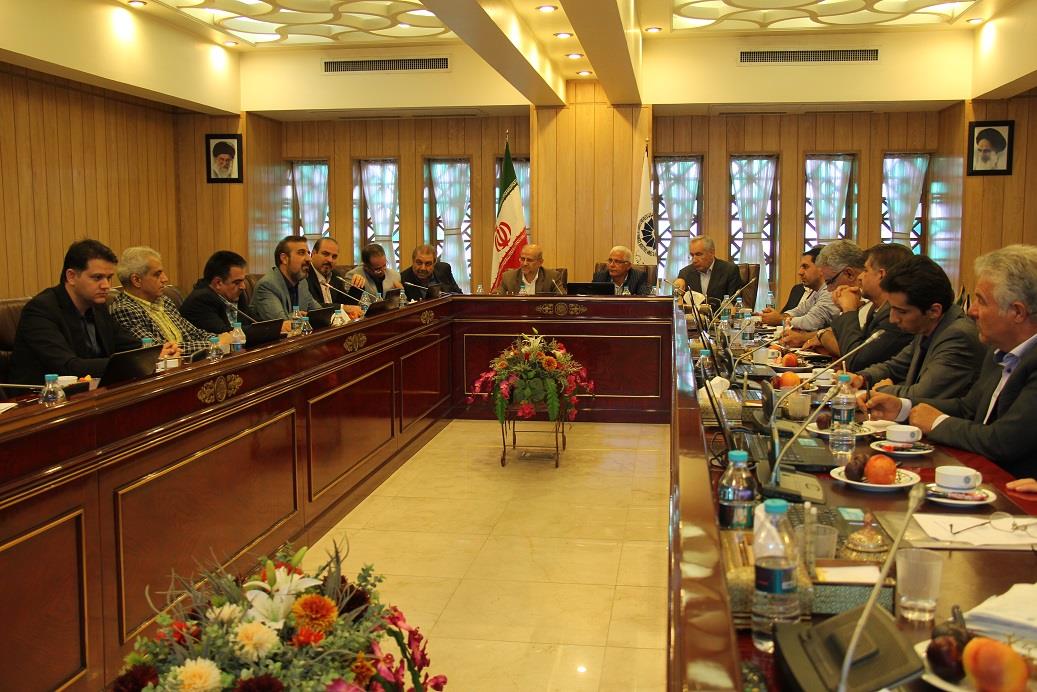 درآمد صادرات مواد معدنی به سختی به دست صادرکنندگان این بخش  می رسد.