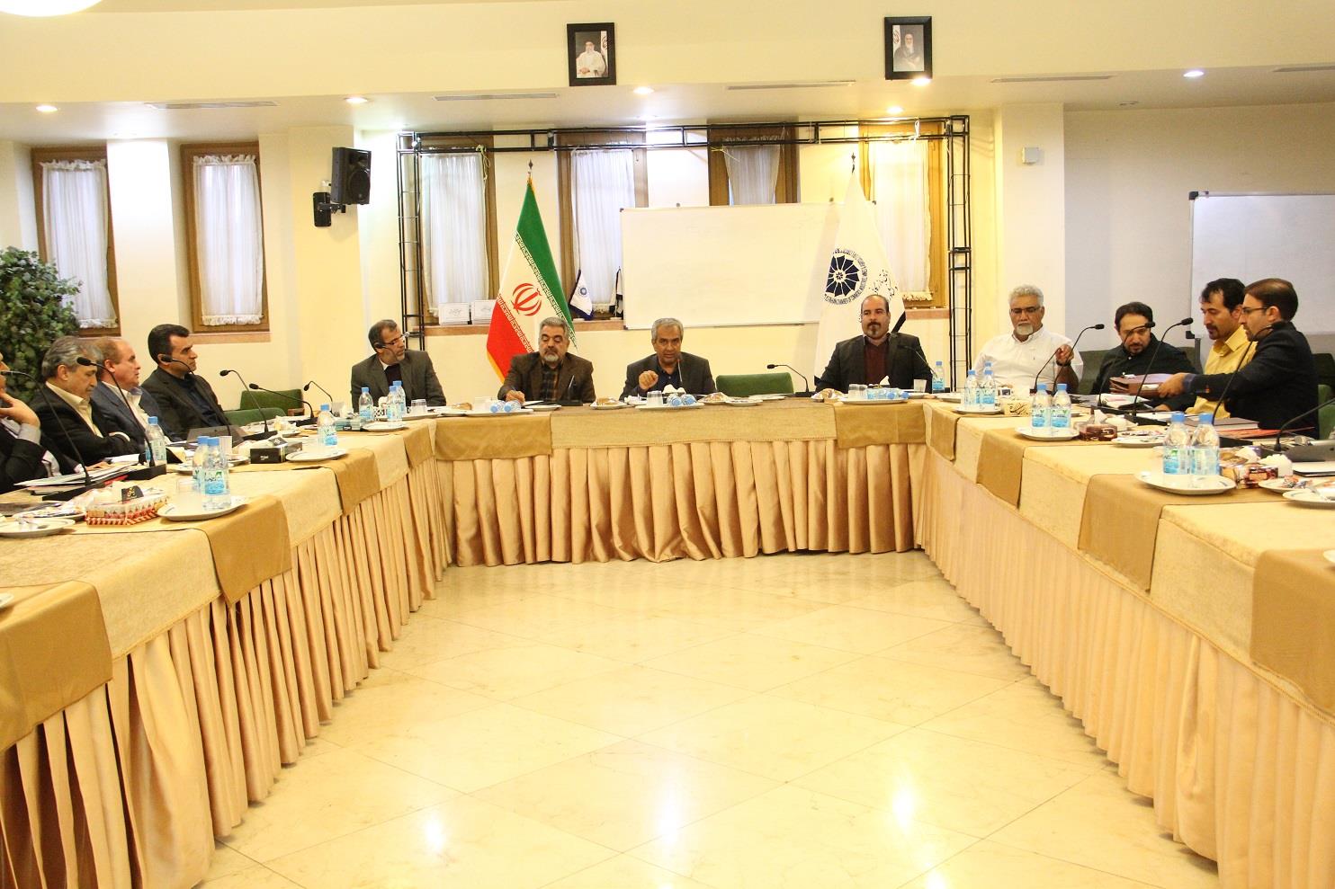 در دهمین جلسه کمیسیون معادن اتاق بازرگانی اصفهان  یکپارچه سازی تشکلهای معدنی و توسعه بازار مواد معدنی دو رویکرد کمیسیون معادن  در سال 96 است 