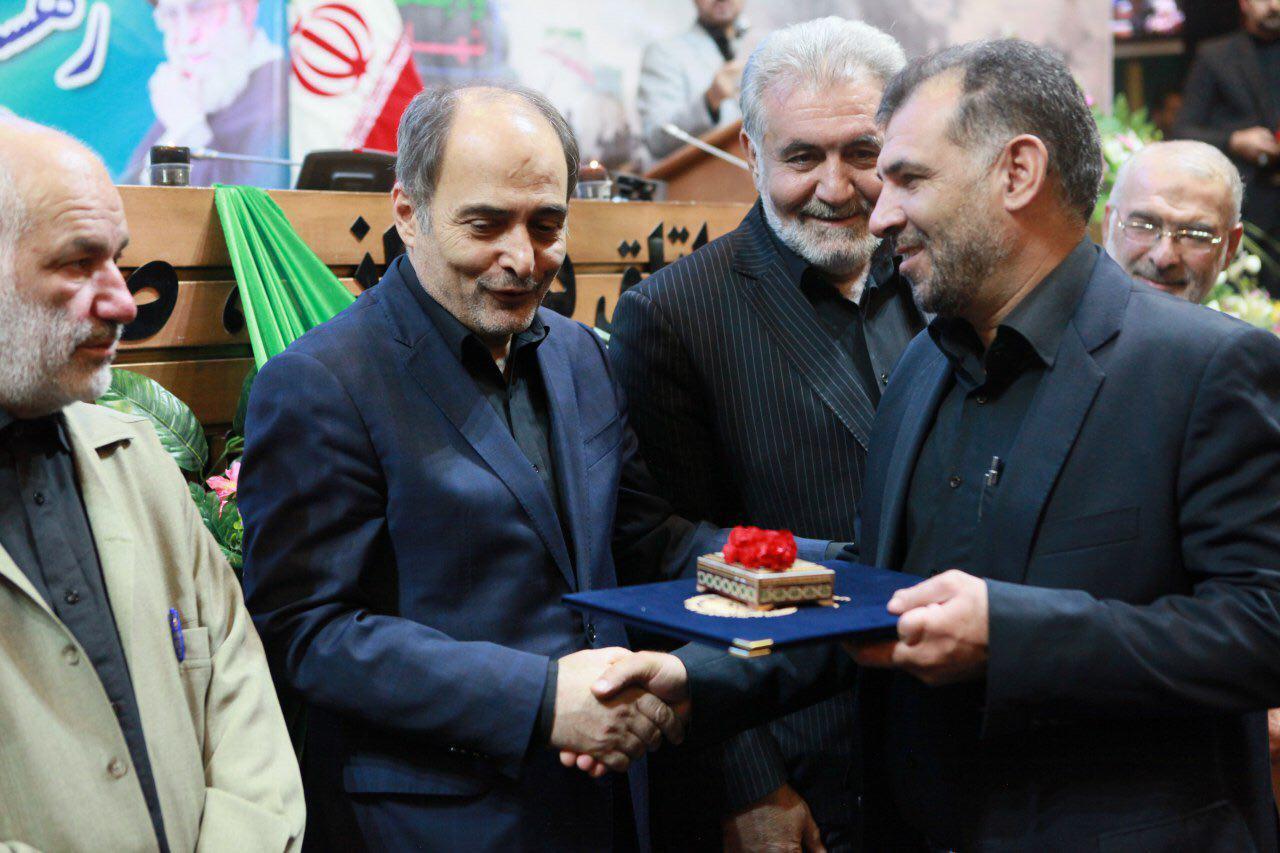 از مادر شهيد خرازي و ٨٠ نفر از ايثارگران،جانبازان و خانواده شهداي دفاع مقدس و شهداي مدافع حرم برگزيده استان اصفهان تجليل شد 