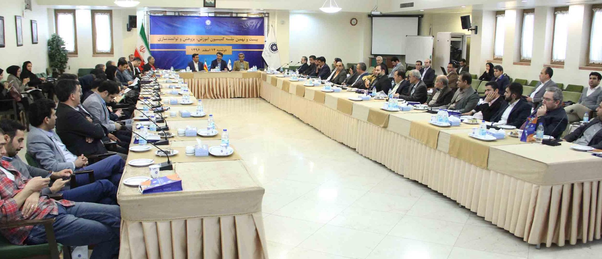 کشانی : دولت از سال 97  هزینه های جاری را کاهش دهد 