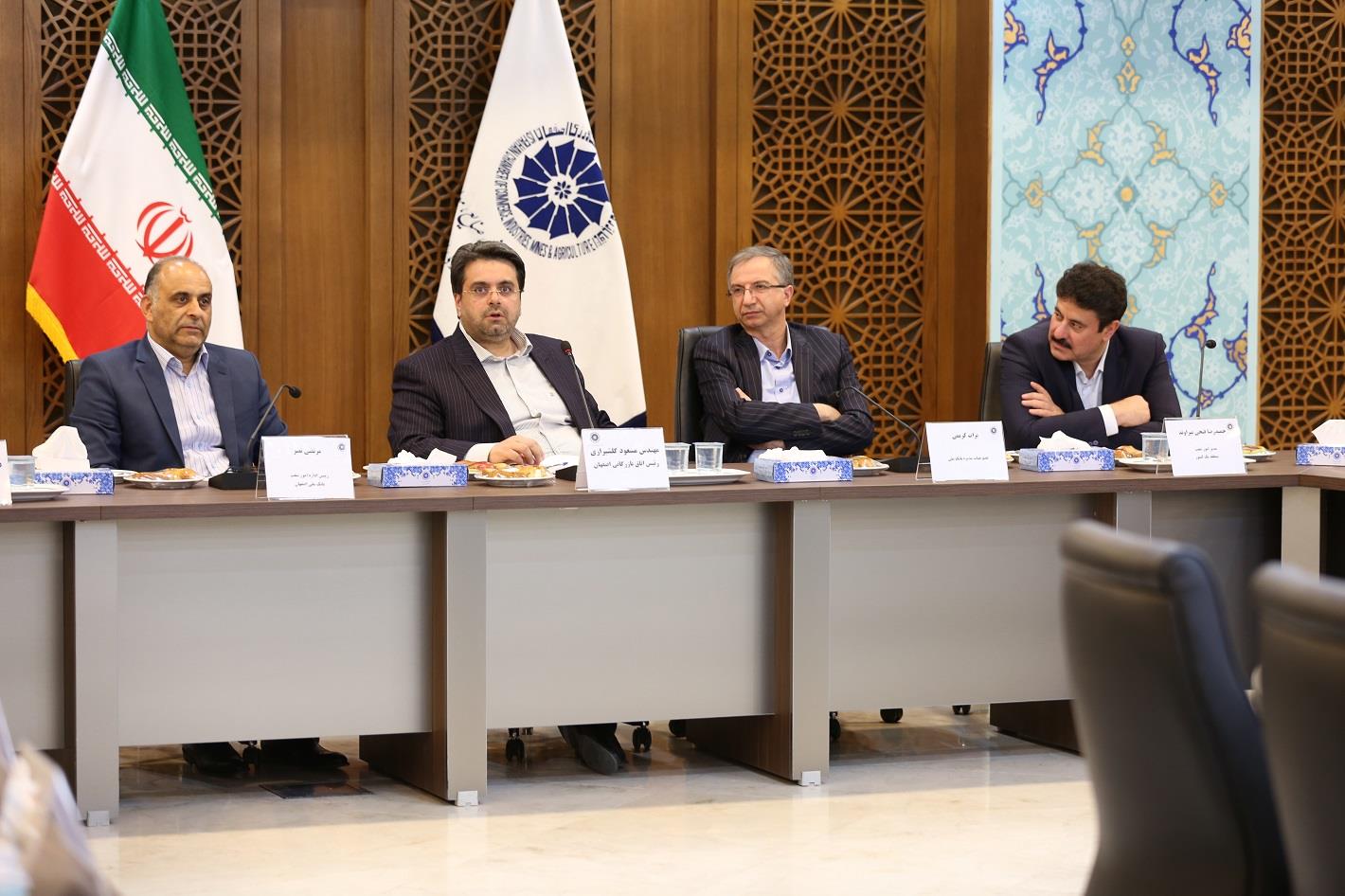 بانک ها در کنار فعالان اقتصادی باید جهادگونه فعالیت کنند