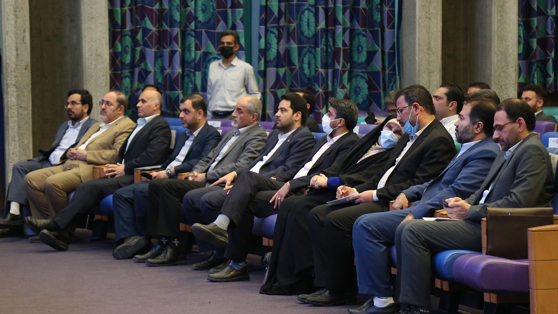 برگزیدگان اولین جشنواره ملی قالی فاخر ایران در اتاق بازرگانی اصفهان معرفی شدند.