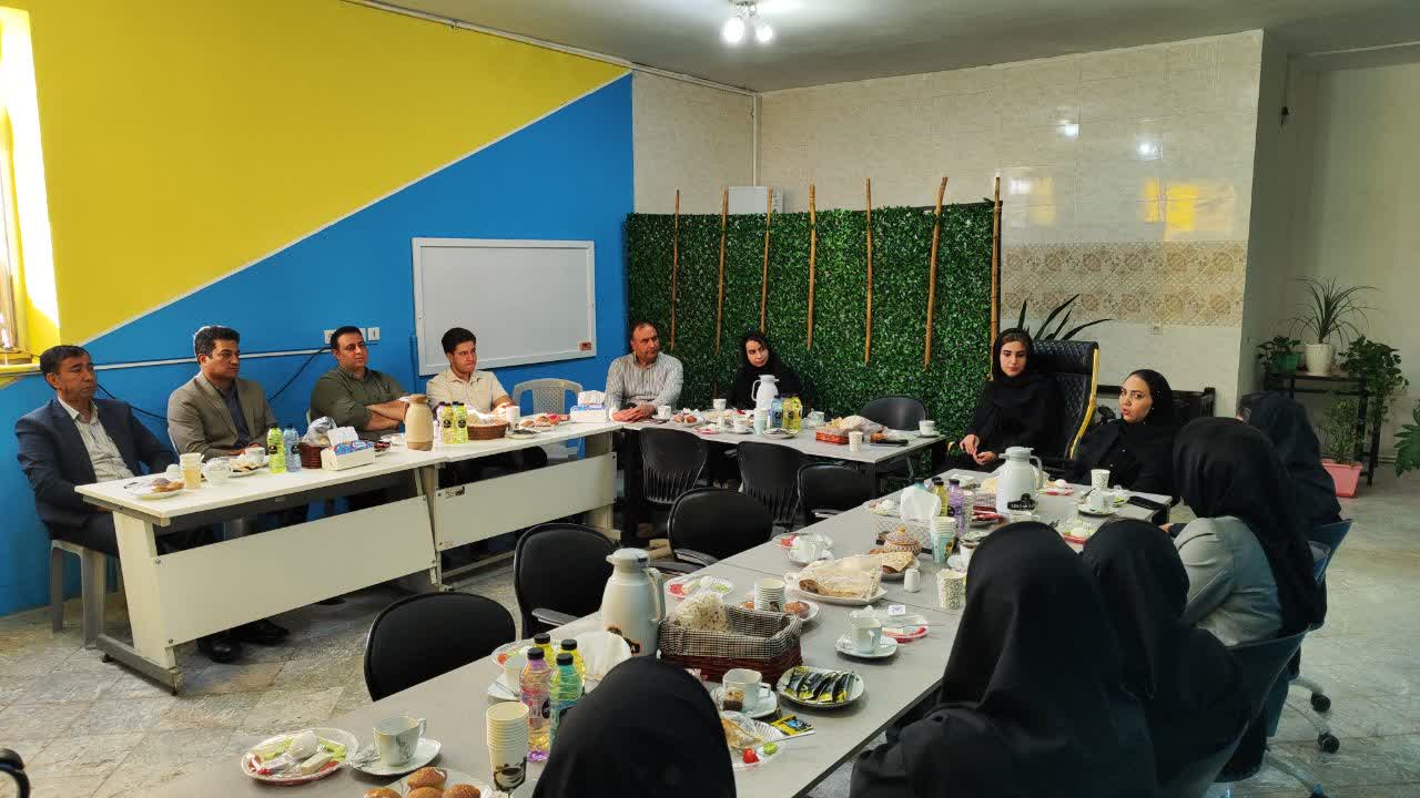 بازدید اعضای کمیته بانوان اتاق بازرگانی شعبه نجف‌آباد، تیران و کرون از مرکز توسعه کارآفرینی «حاکار»