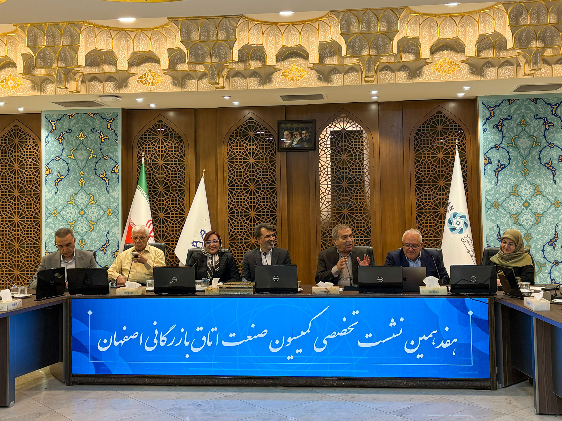 تضمین آینده برندهای اصفهان با جانشین‌پروری