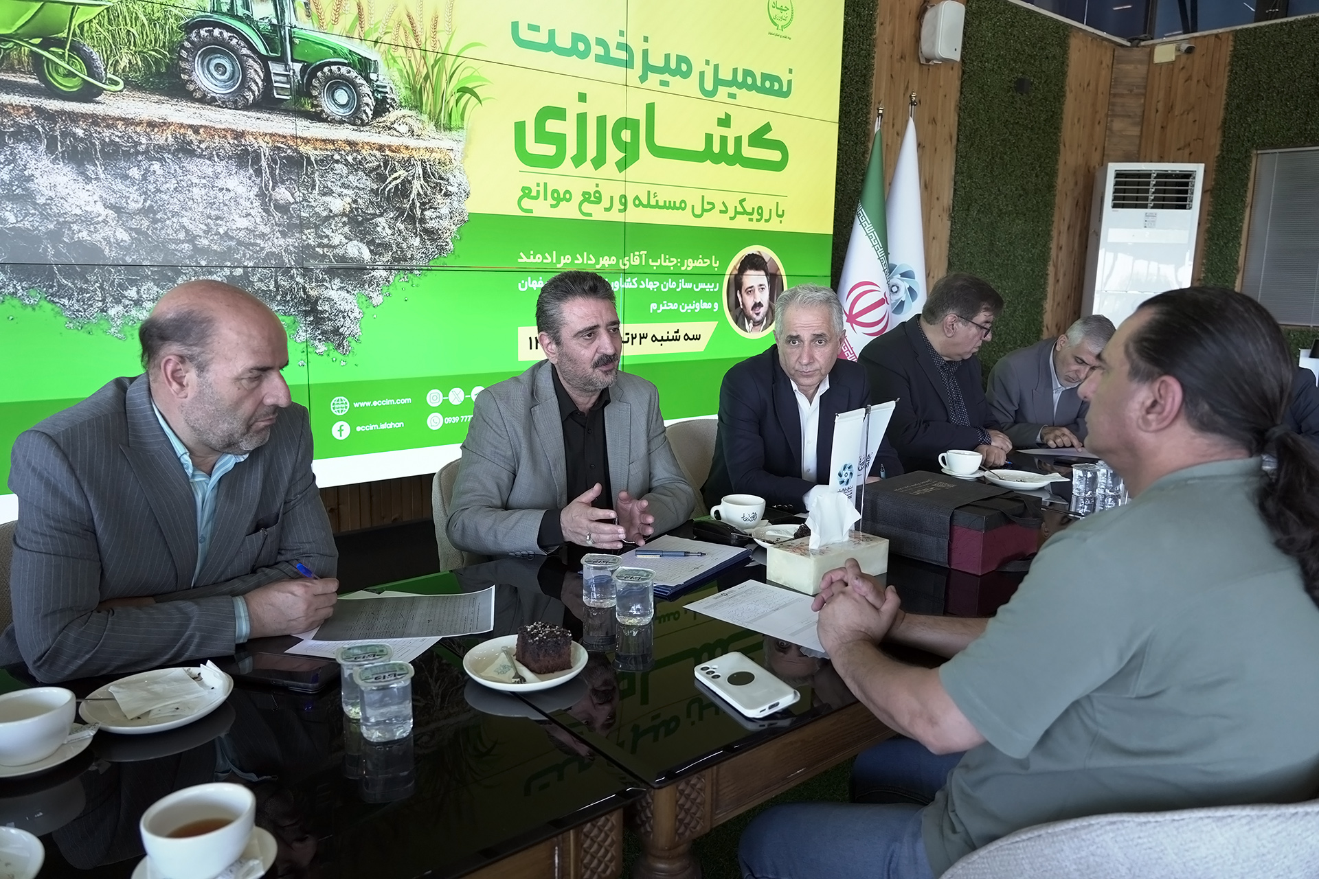 بررسی مسائل مجوز، زمین و واردات در میز خدمت جهاد کشاورزی