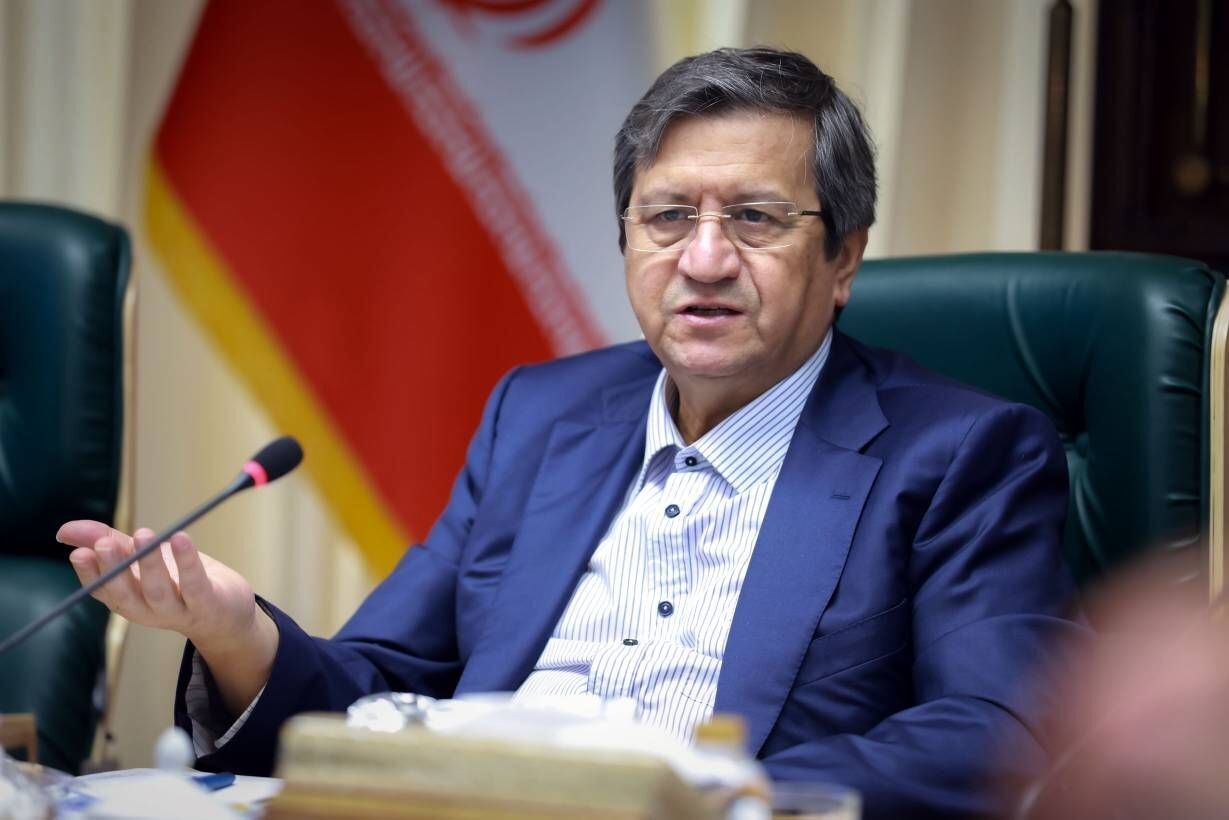 همتی: ارز داریم و می‌فروشیم؛ نرخ فعلی دلار کف بازار نیست