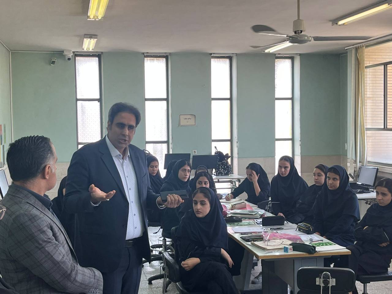 بازدید رئیس انجمن طلا و جواهر از دو مجموعه آموزشی